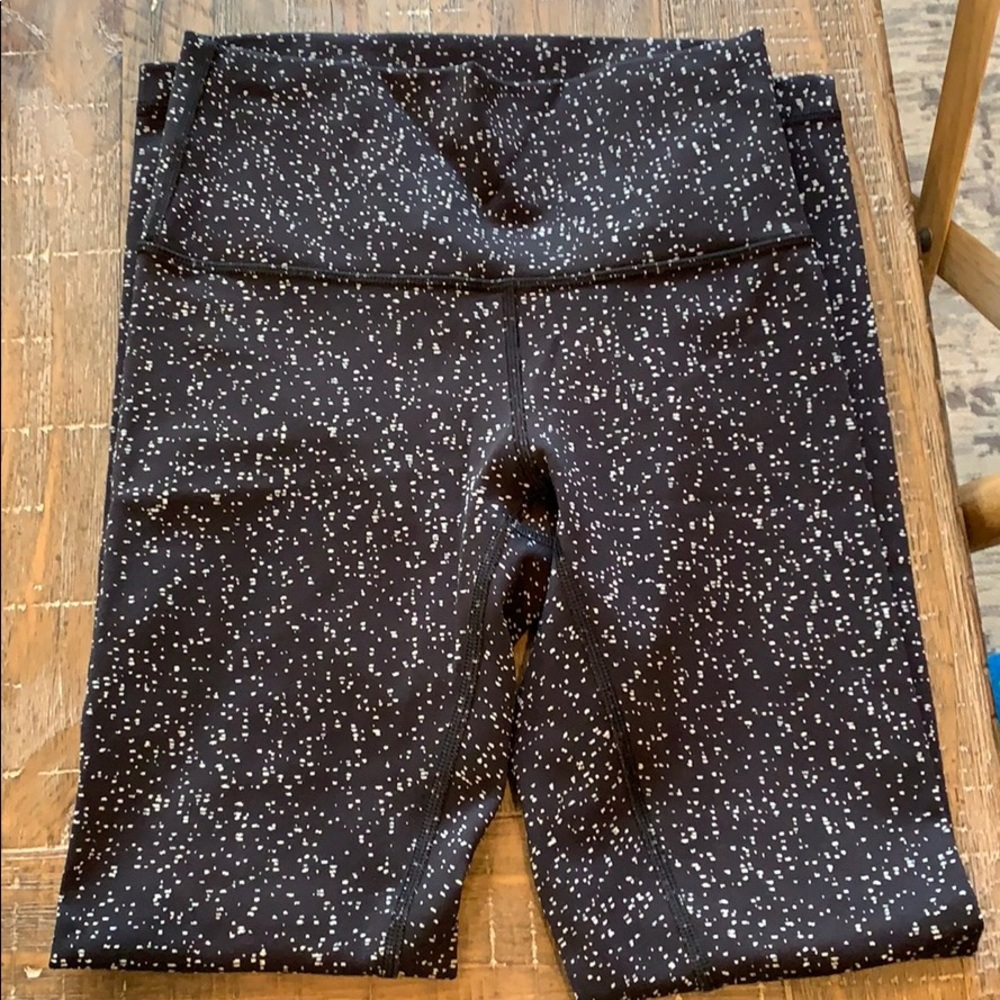Lululemon black and white speckled wunder under!